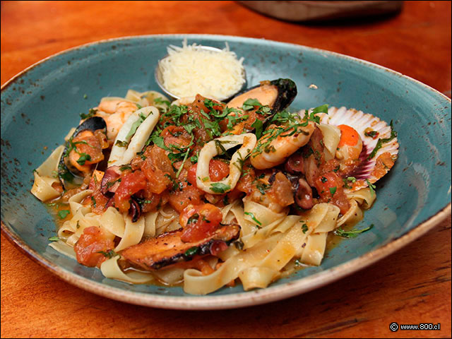 Fetuccini con salsa Provenzal de mariscos